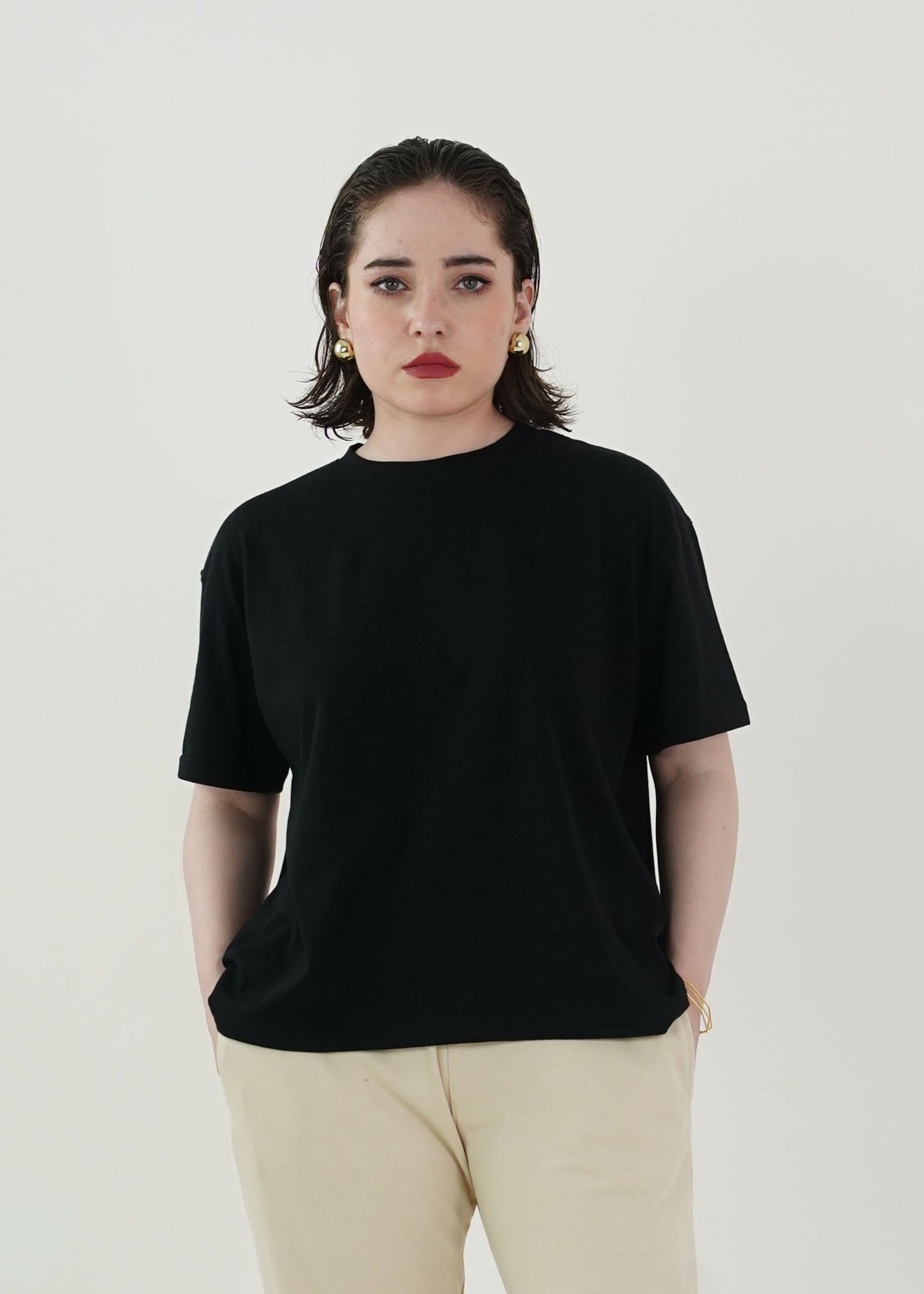 BASIC RELAXED BLACK TEE