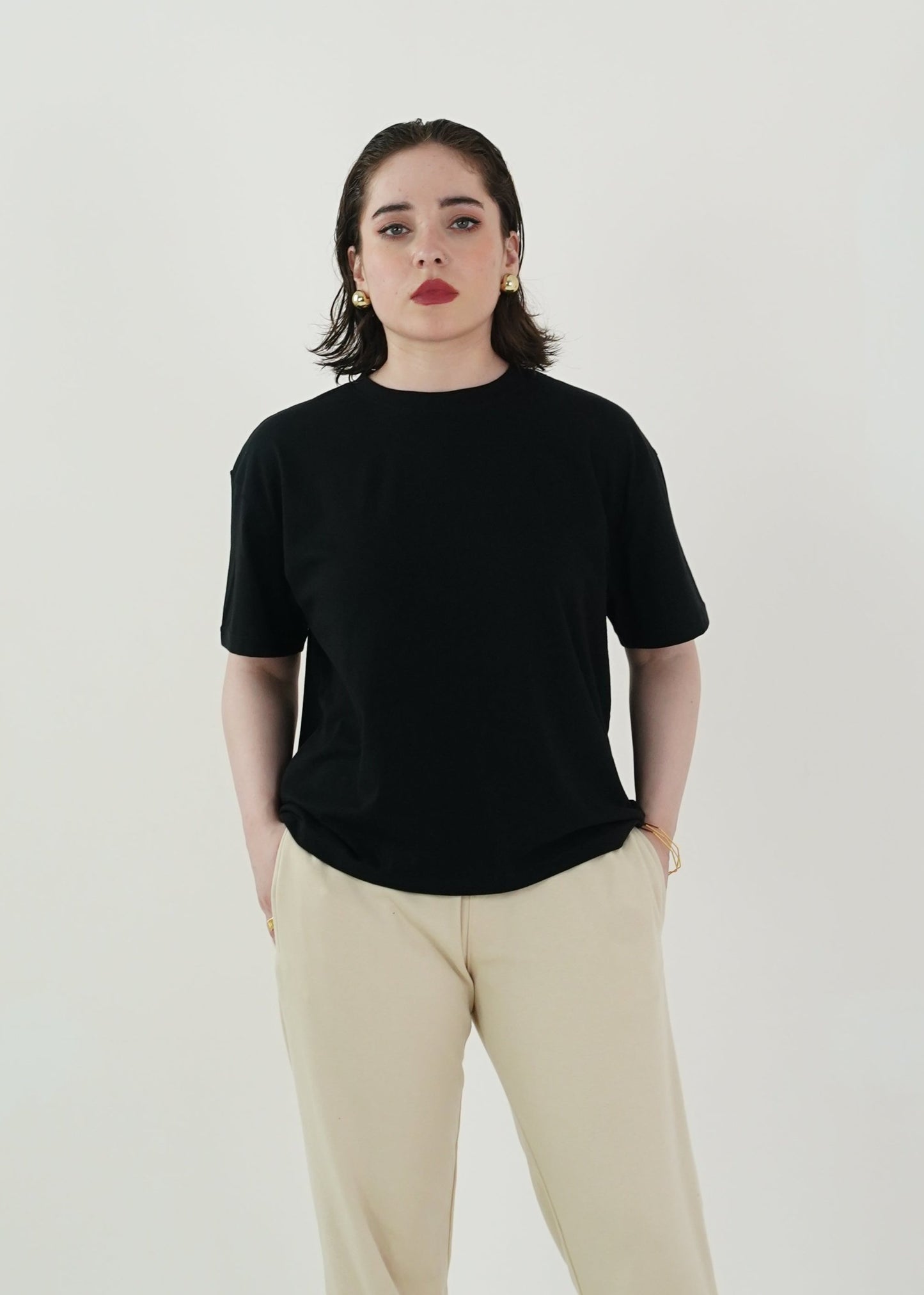 BASIC RELAXED BLACK TEE