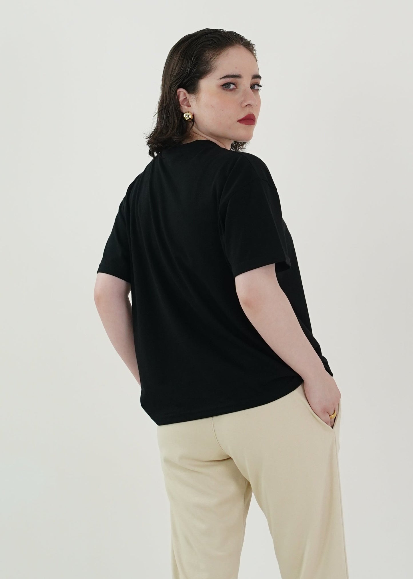 BASIC RELAXED BLACK TEE